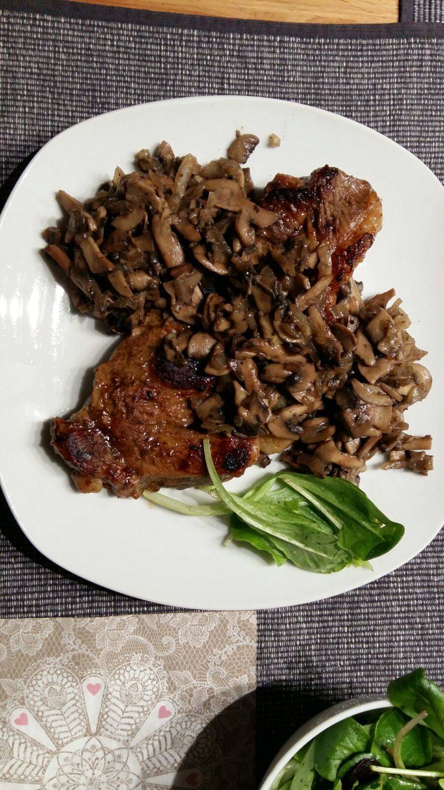 Steak mit Champignons