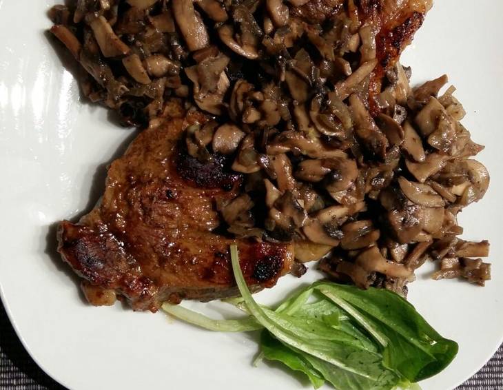 Steak mit Champignons