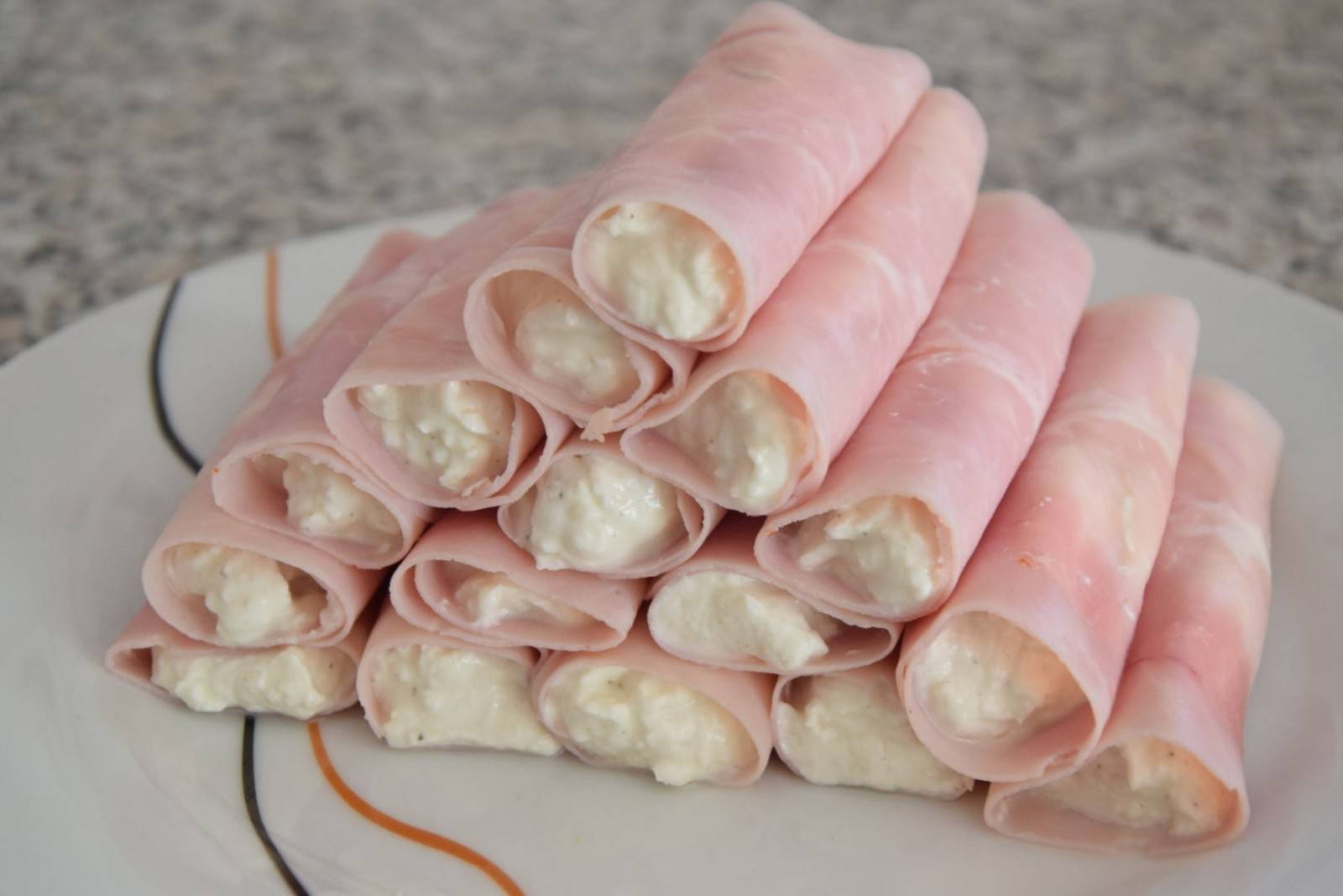 Scharfe Schinkenröllchen Rezept - ichkoche.de Scharfe Schinkenröllchen Rezept - ichkoche.de