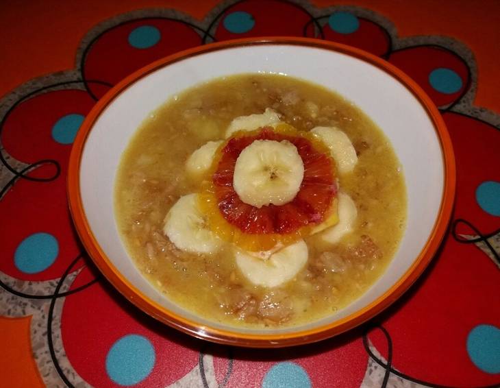 Frühstücksbrei mit Banane und Orangen Frühstücksbrei mit Banane und Orangen