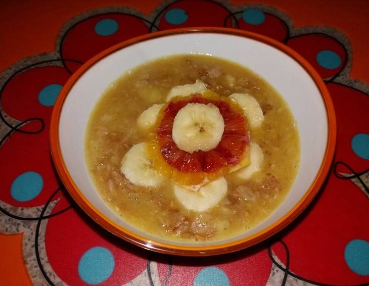 Frühstücksbrei mit Banane und Orangen