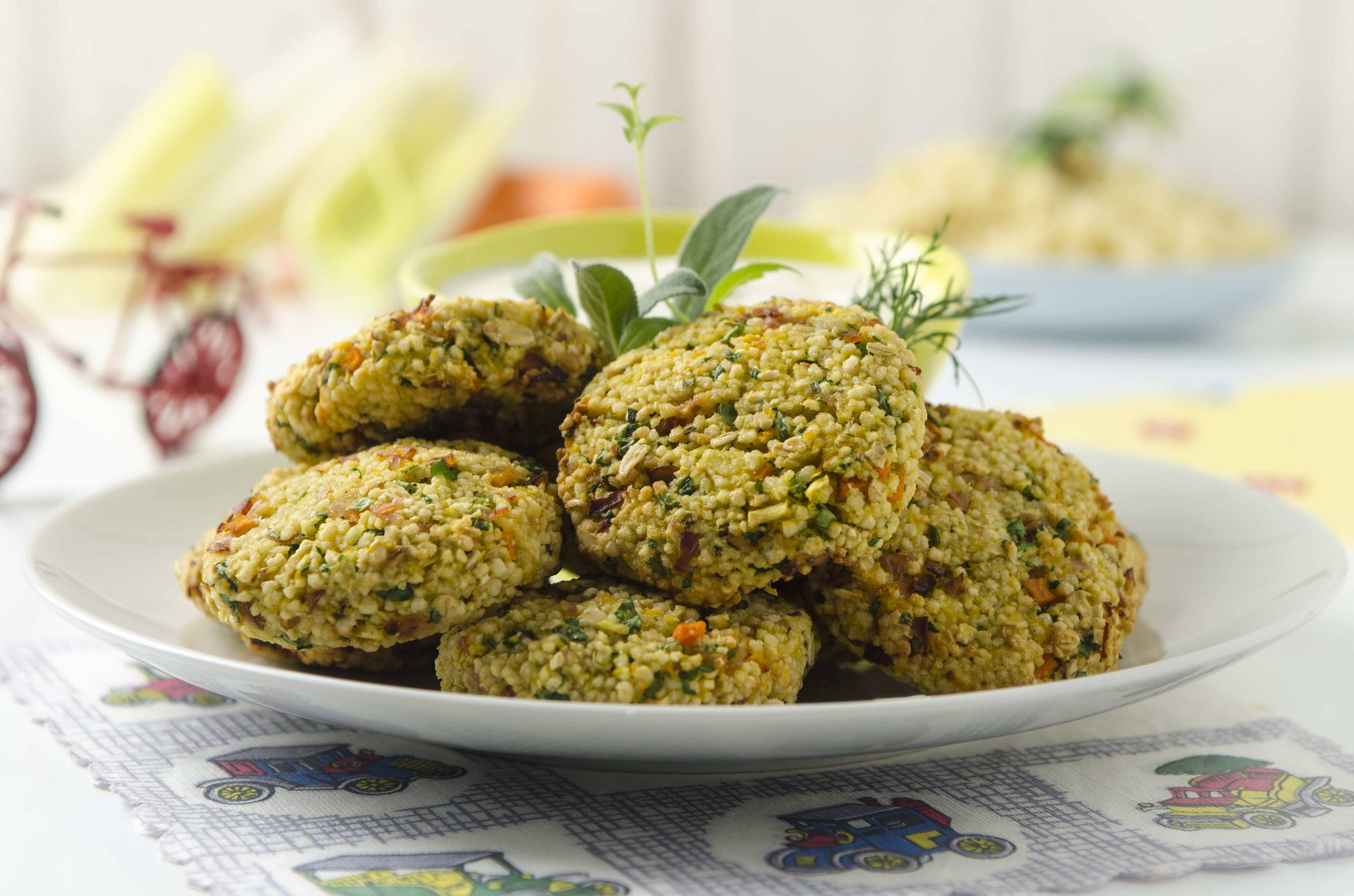 Couscous-Laibchen mit Schinkenwürfel und Frischkäse-Dip