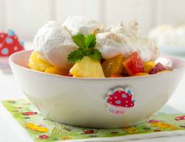 Schneenockerl aus der Heißluftfritteuse mit Vanillemilch und Obstsalat Schneenockerl aus der Heißluftfritteuse mit Vanillemilch und Obstsalat