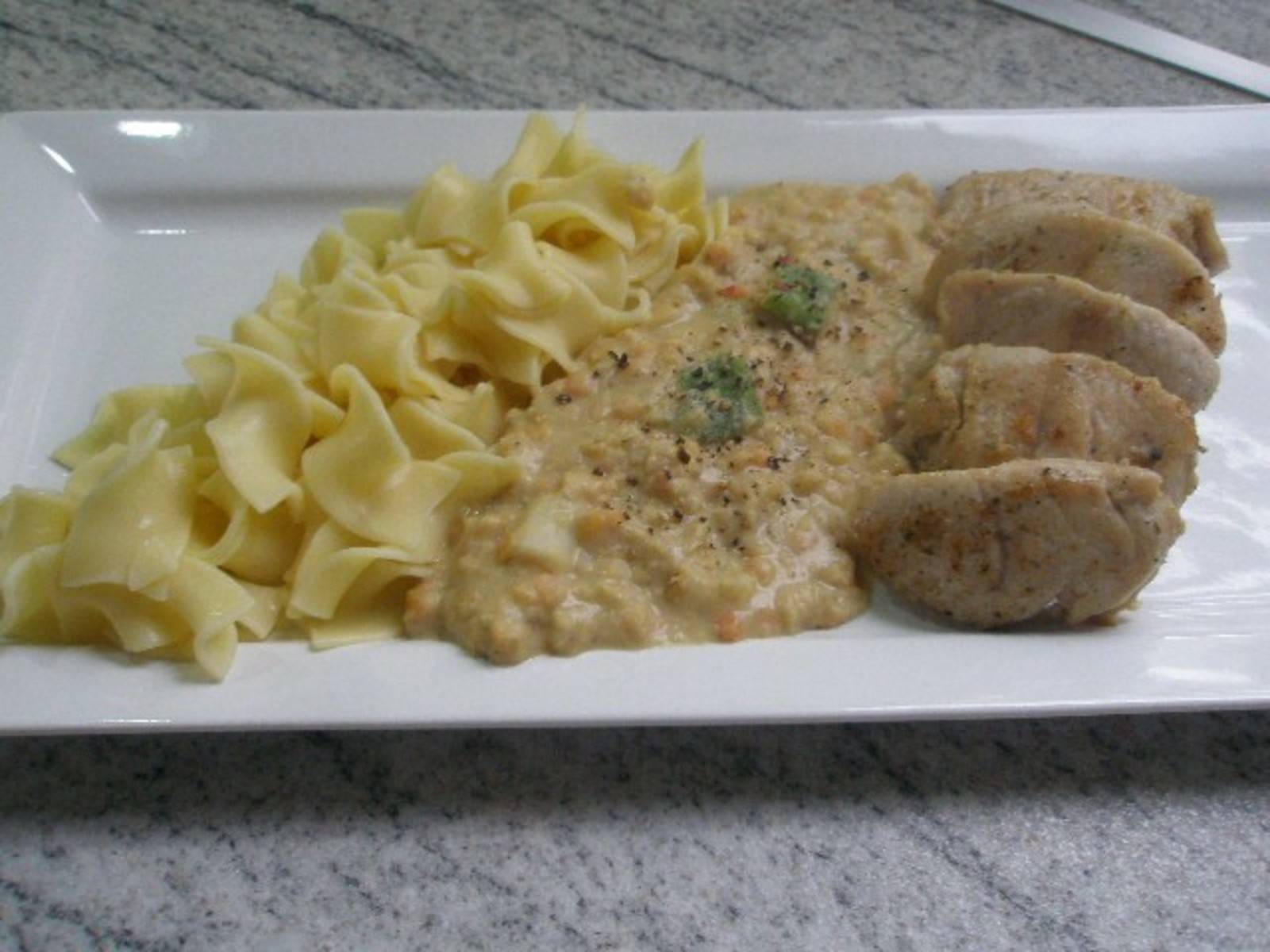 Minutensteaks mit Rahmlinsen und Bandnudeln Rezept - ichkoche.de