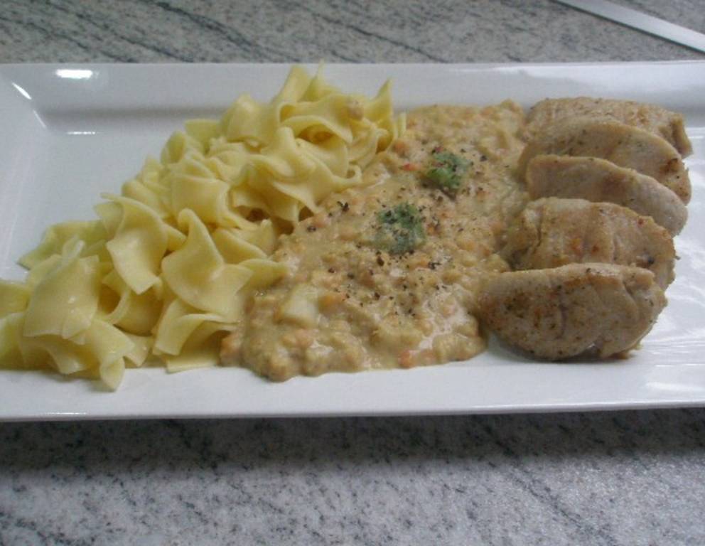 Minutensteaks mit Rahmlinsen und Bandnudeln Minutensteaks mit Rahmlinsen und Bandnudeln