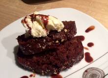 Heißer Zucchini Schoko Kuchen mit Vanilleeis Heißer Zucchini Schoko Kuchen mit Vanilleeis