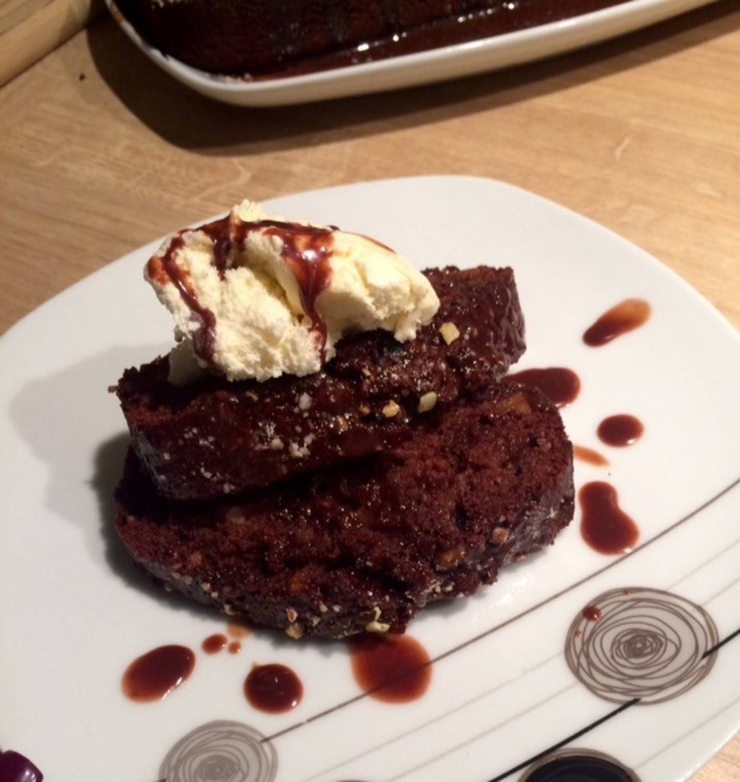 Heißer Zucchini Schoko Kuchen mit Vanilleeis Rezept - ichkoche.de Heißer Zucchini Schoko Kuchen mit Vanilleeis Rezept - ichkoche.de