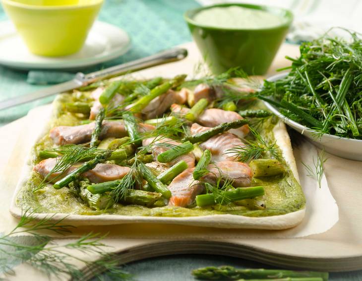 Flammkuchen mit Lachs und grünem Spargel Flammkuchen mit Lachs und grünem Spargel