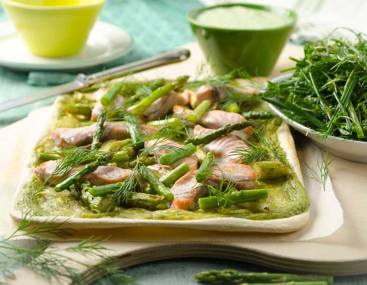 Flammkuchen mit Lachs und grünem Spargel