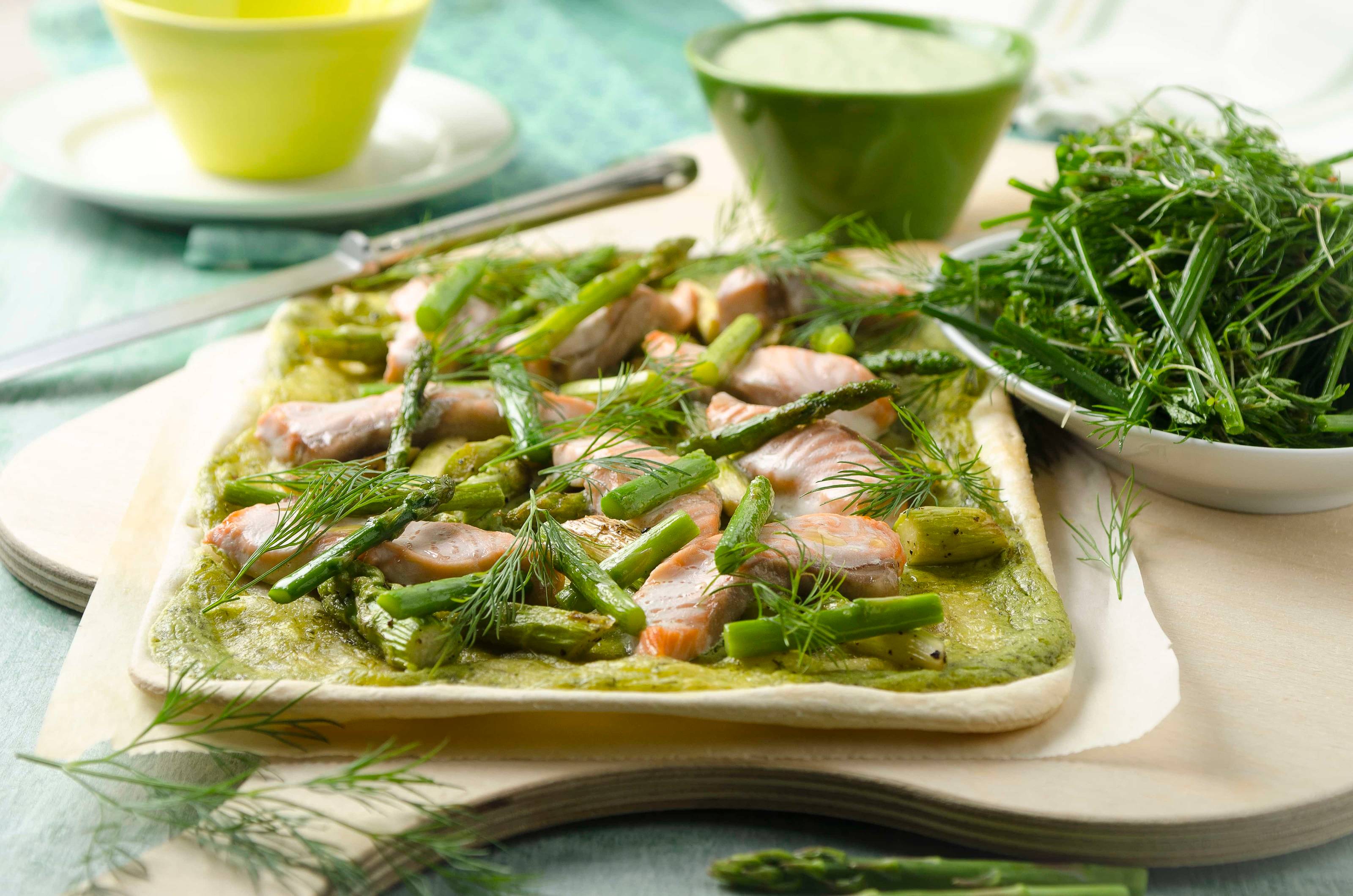 Flammkuchen mit Lachs und grünem Spargel Rezept - ichkoche.de Flammkuchen mit Lachs und grünem Spargel Rezept - ichkoche.de