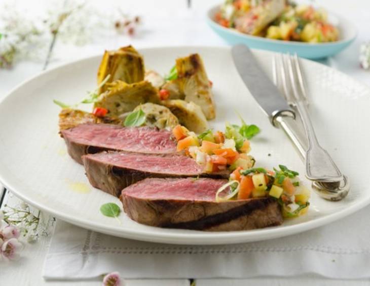 Flanksteak mit Tomaten-Mango-Salsa und gebratenen Artischocken Flanksteak mit Tomaten-Mango-Salsa und gebratenen Artischocken