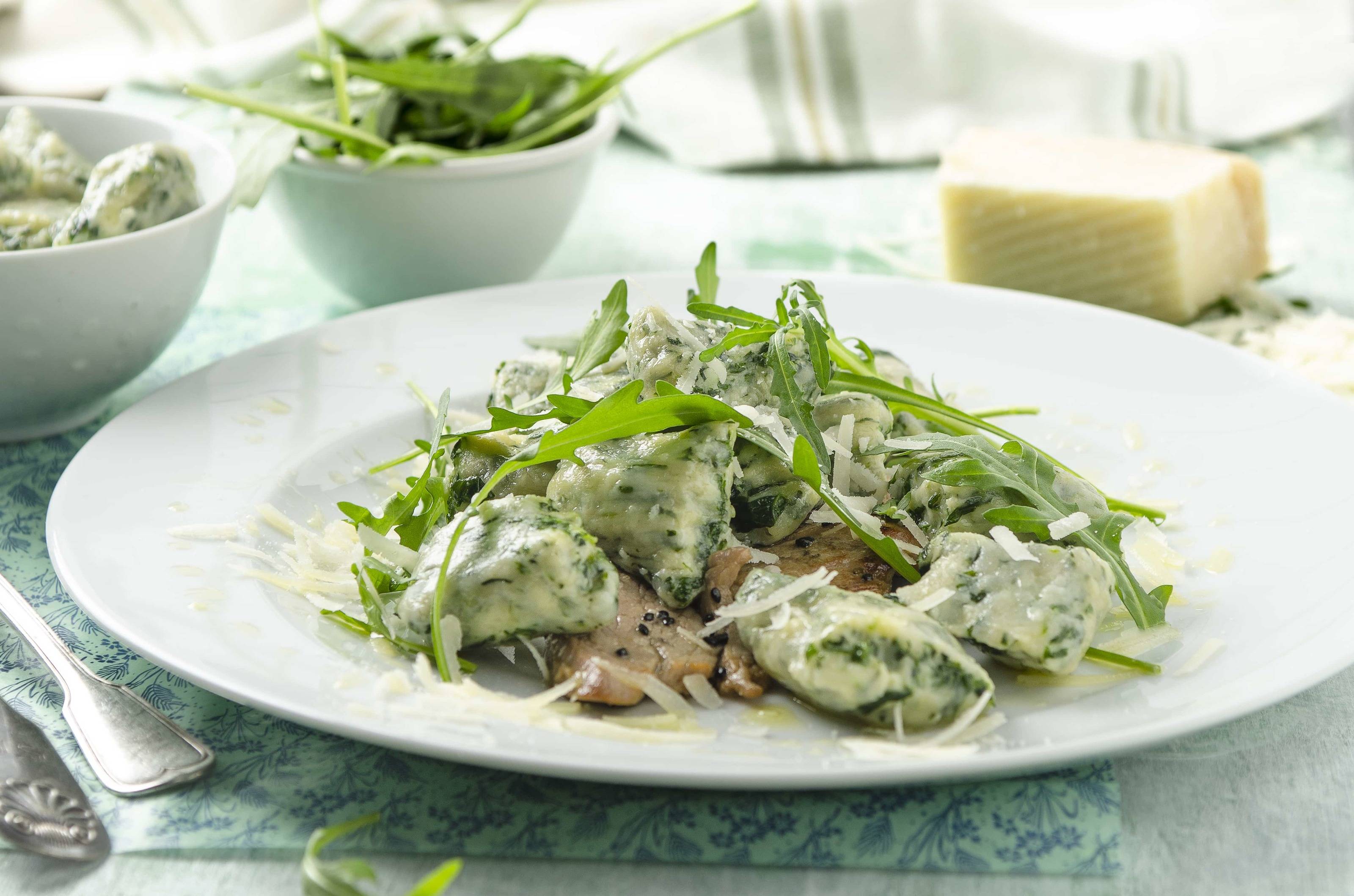 Spinat-Gnocchi mit Puntarella und Schweinefleisch Rezept