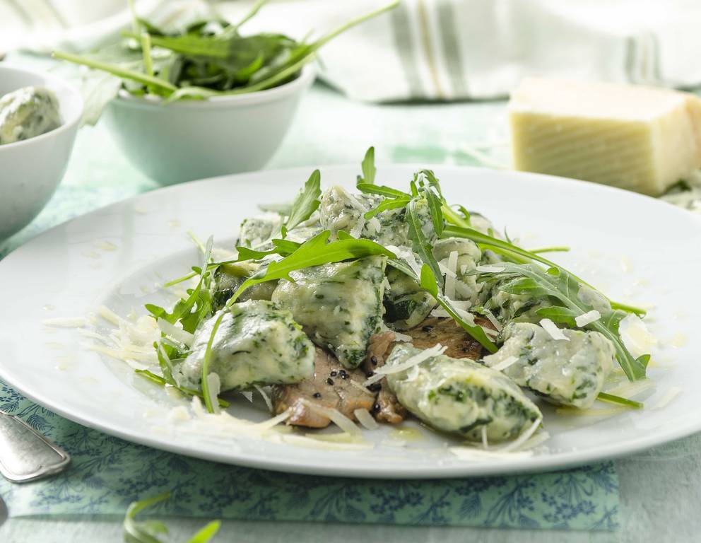 Spinat-Gnocchi mit Puntarella und Schweinefleisch Spinat-Gnocchi mit Puntarella und Schweinefleisch