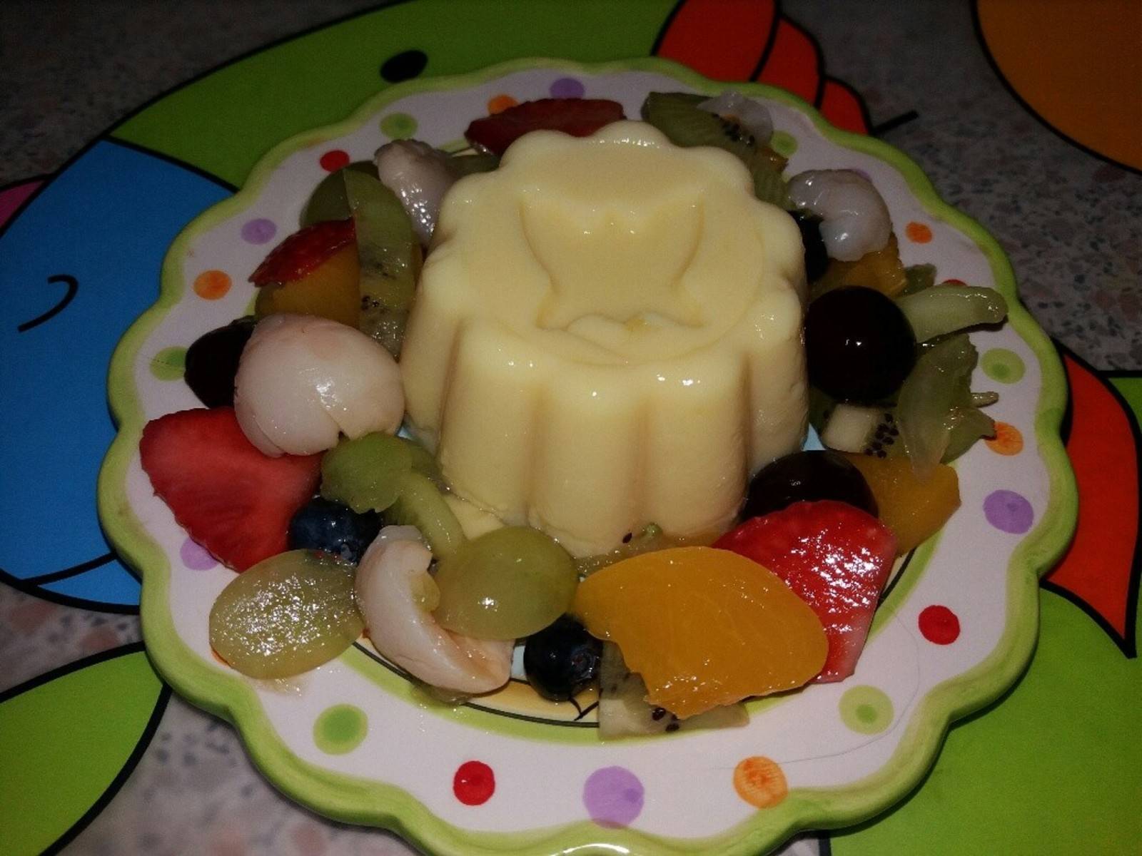 Sojapudding mit buntem Fruchtsalat