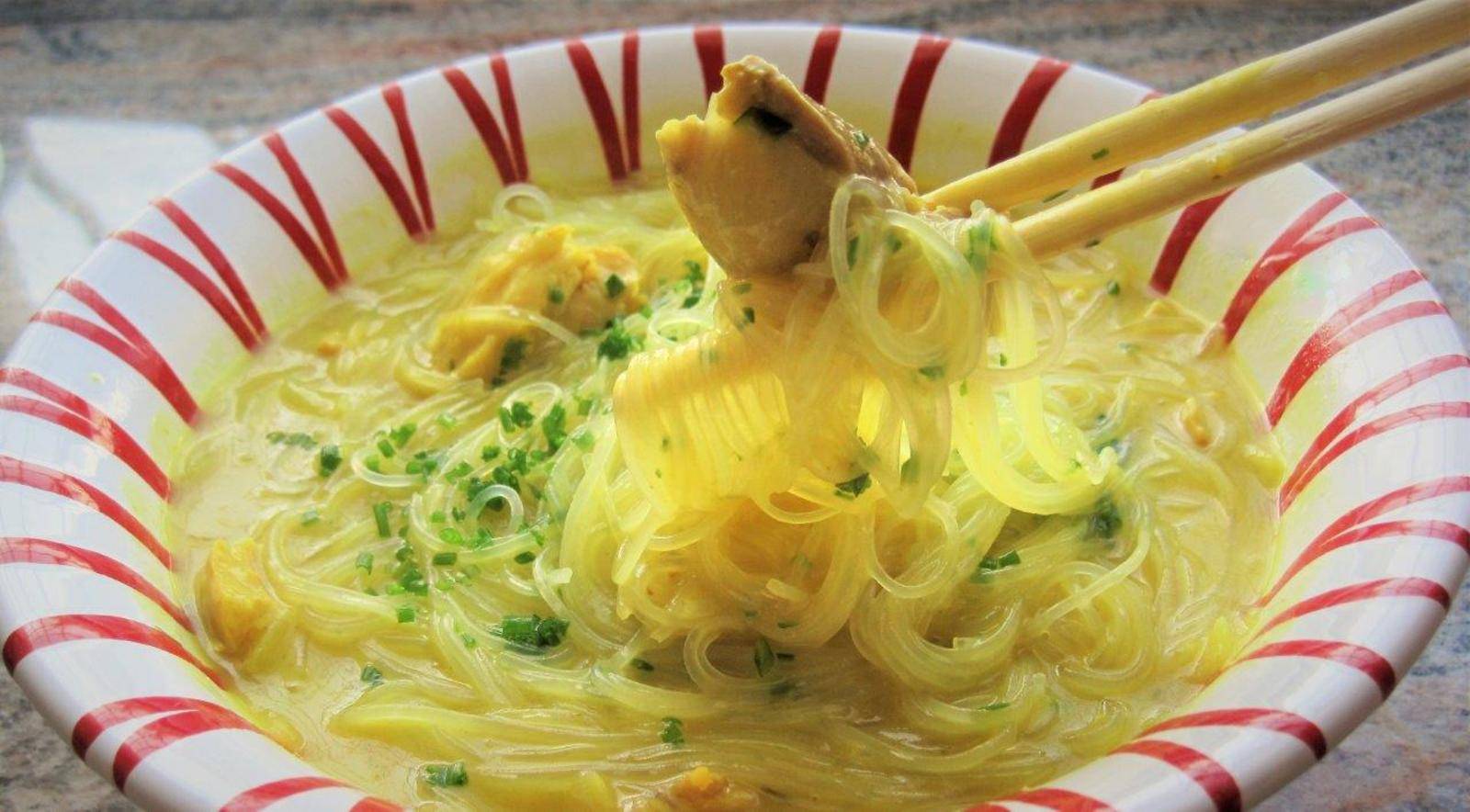 Cremige Hühnersuppe mit Curry und Glasnudeln