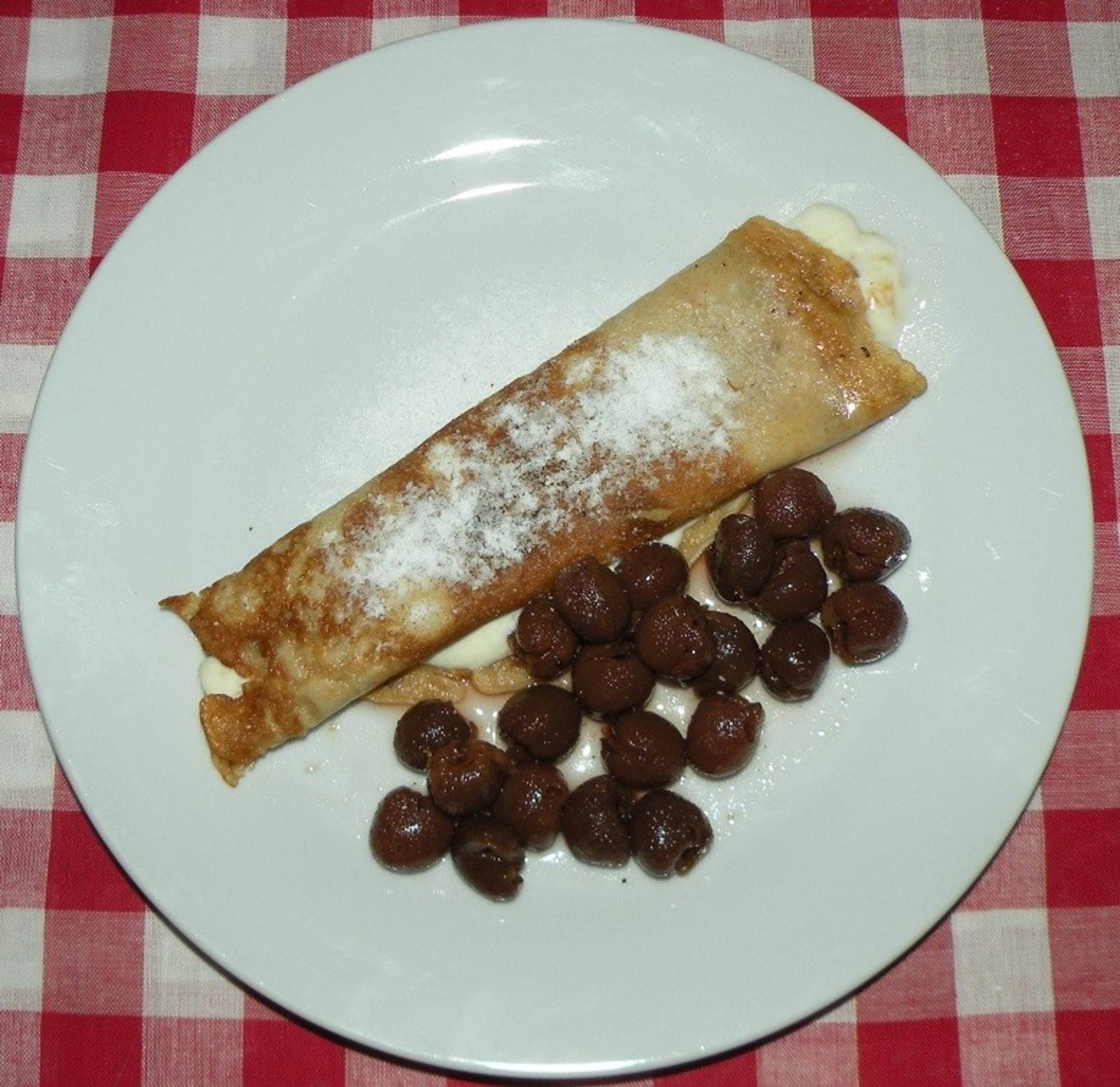 Topfenpalatschinken mit Kirschkompott Rezept - ichkoche.de