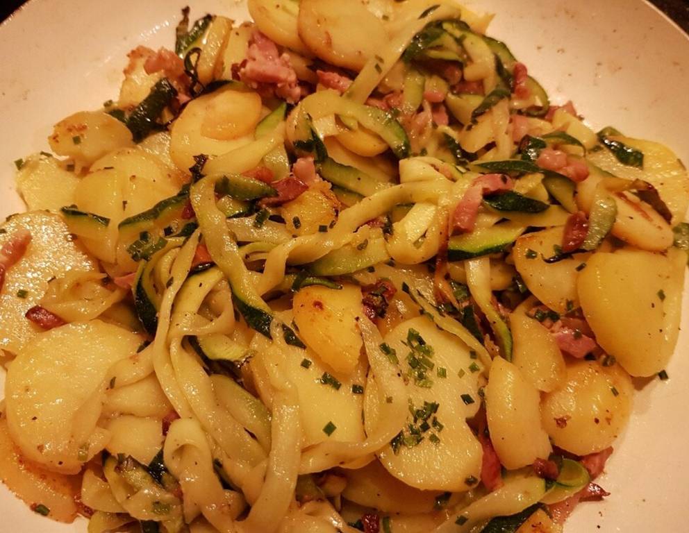 Rösterdäpfel mit Speck und Zucchinispaghetti Rösterdäpfel mit Speck und Zucchinispaghetti