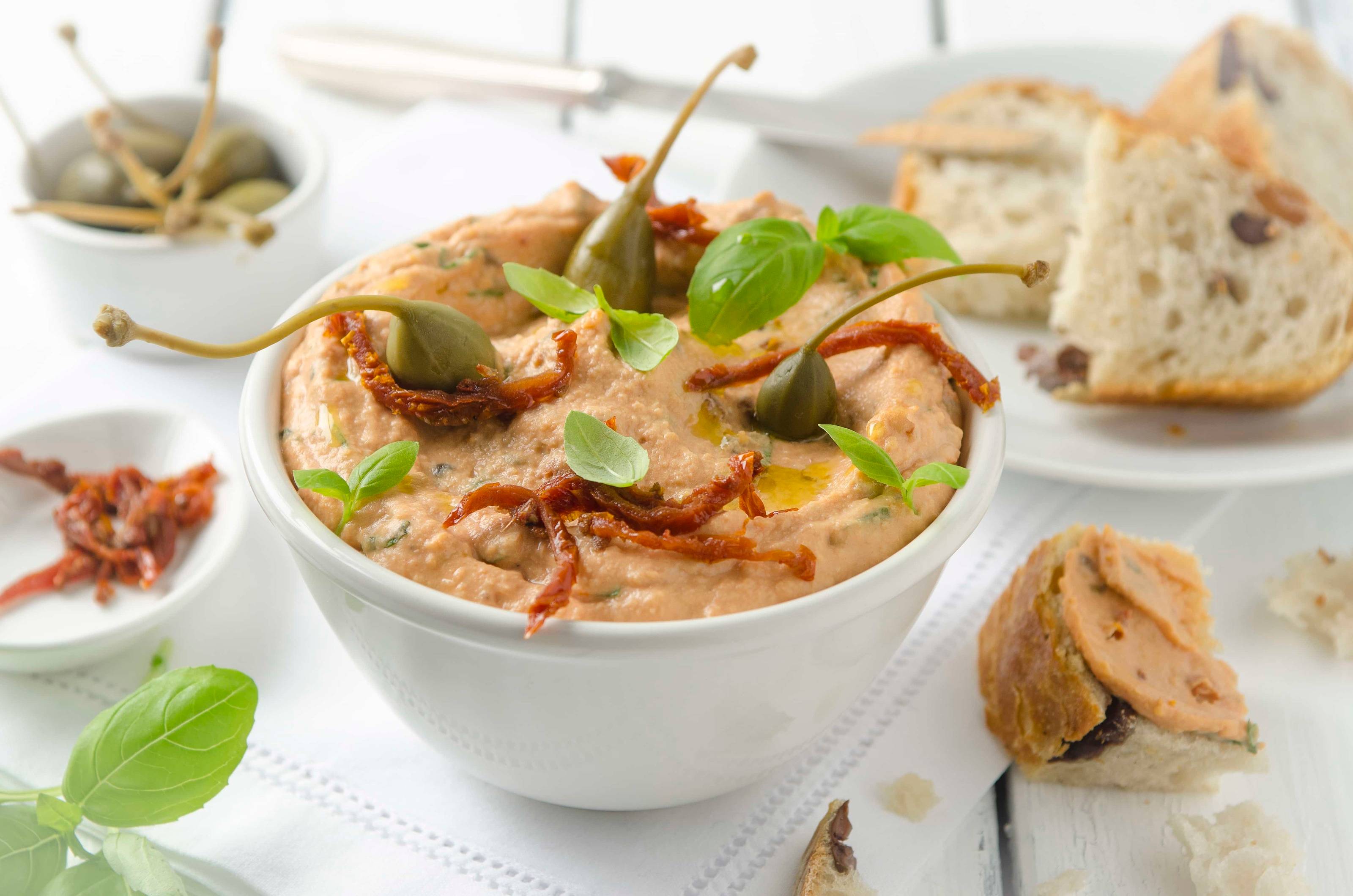 Hummus mit getrockneten Tomaten &amp; Basilikum Rezept - ichkoche.de