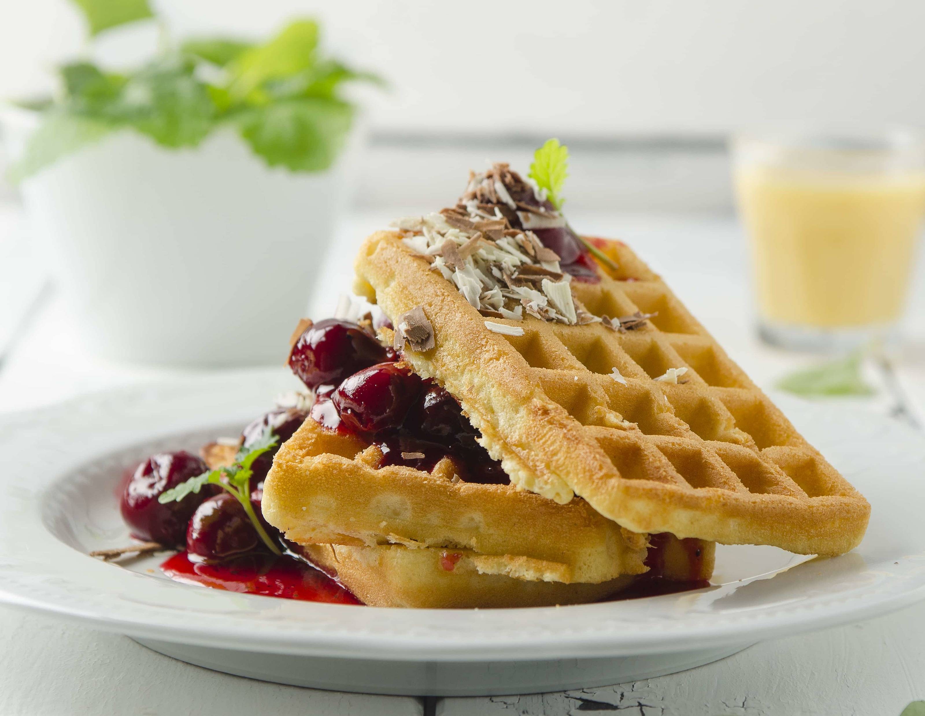 Eierlikör-Waffeln mit Kirschkompott
