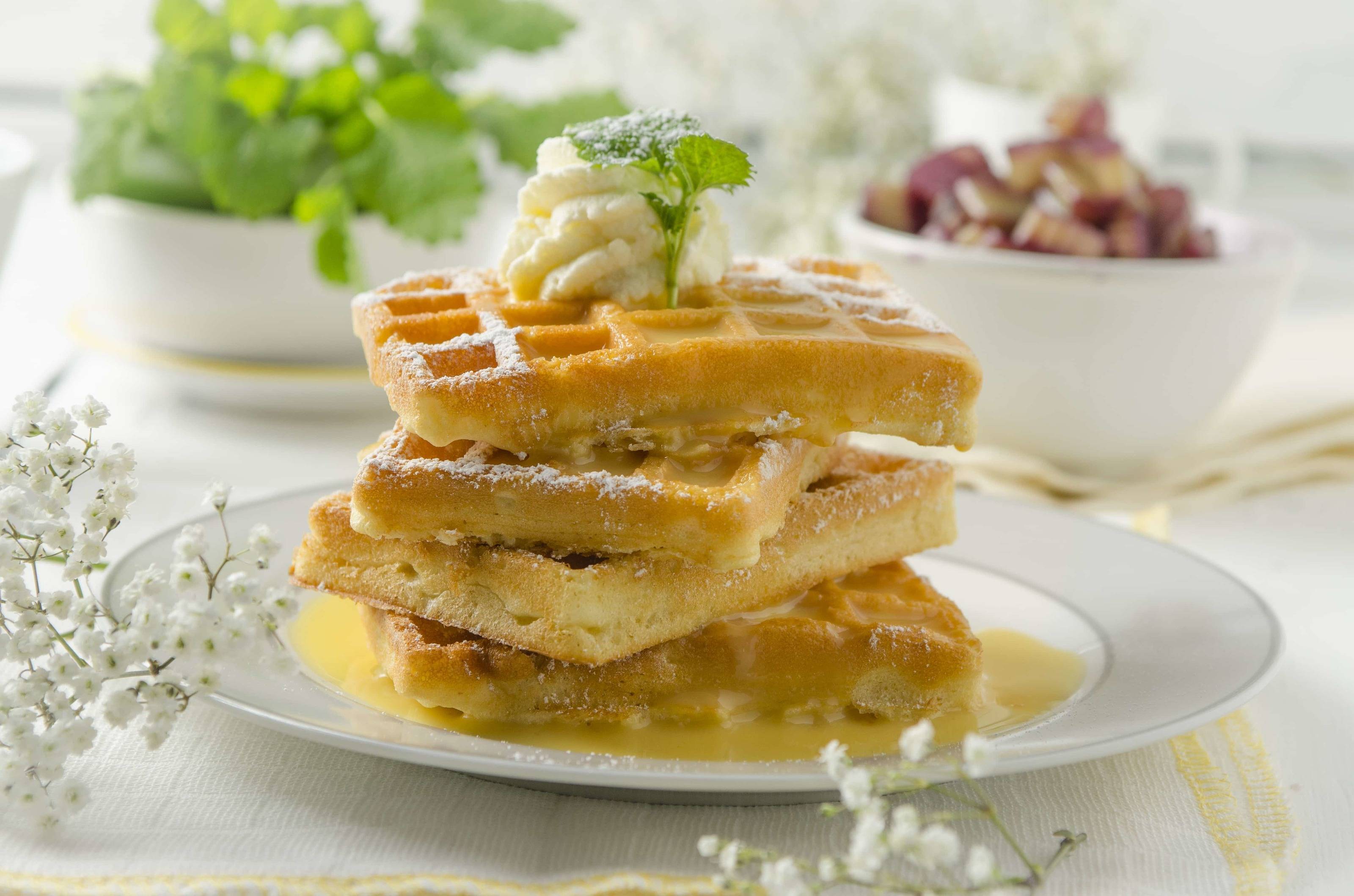 Eierlikörwaffeln mit Rhabarberkompott Eierlikörwaffeln mit Rhabarberkompott