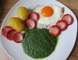 Cremespinat mit Salzkartoffeln, Spiegelei und Wurstschüsserl