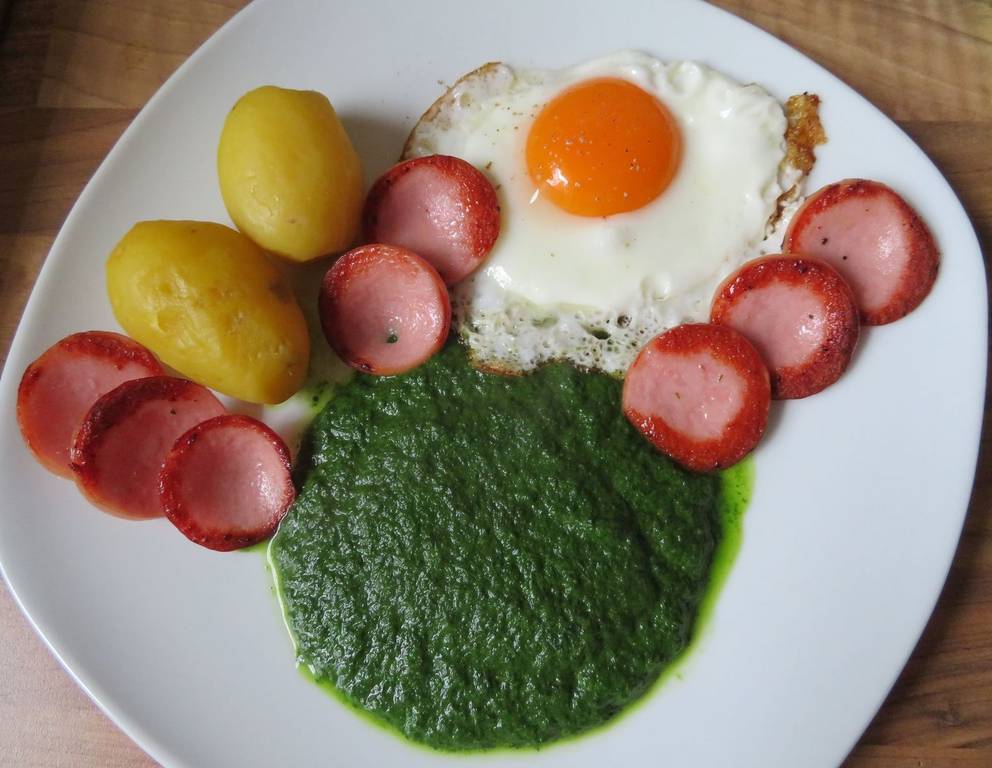 Cremespinat mit Salzkartoffeln, Spiegelei und Wurstschüsserl Cremespinat mit Salzkartoffeln, Spiegelei und Wurstschüsserl