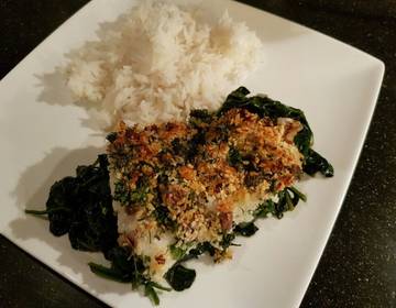Rotbarsch mit Panko-Dill-Kruste auf Baby-Spinat Rotbarsch mit Panko-Dill-Kruste auf Baby-Spinat