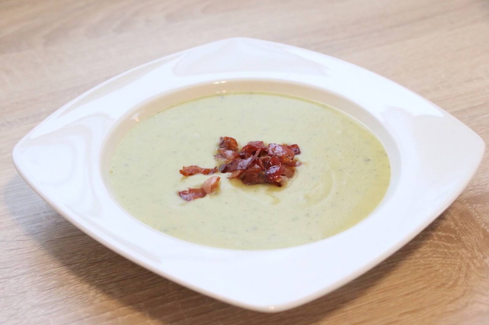 Zucchini-Kartoffelcremesuppe mit Speckchips