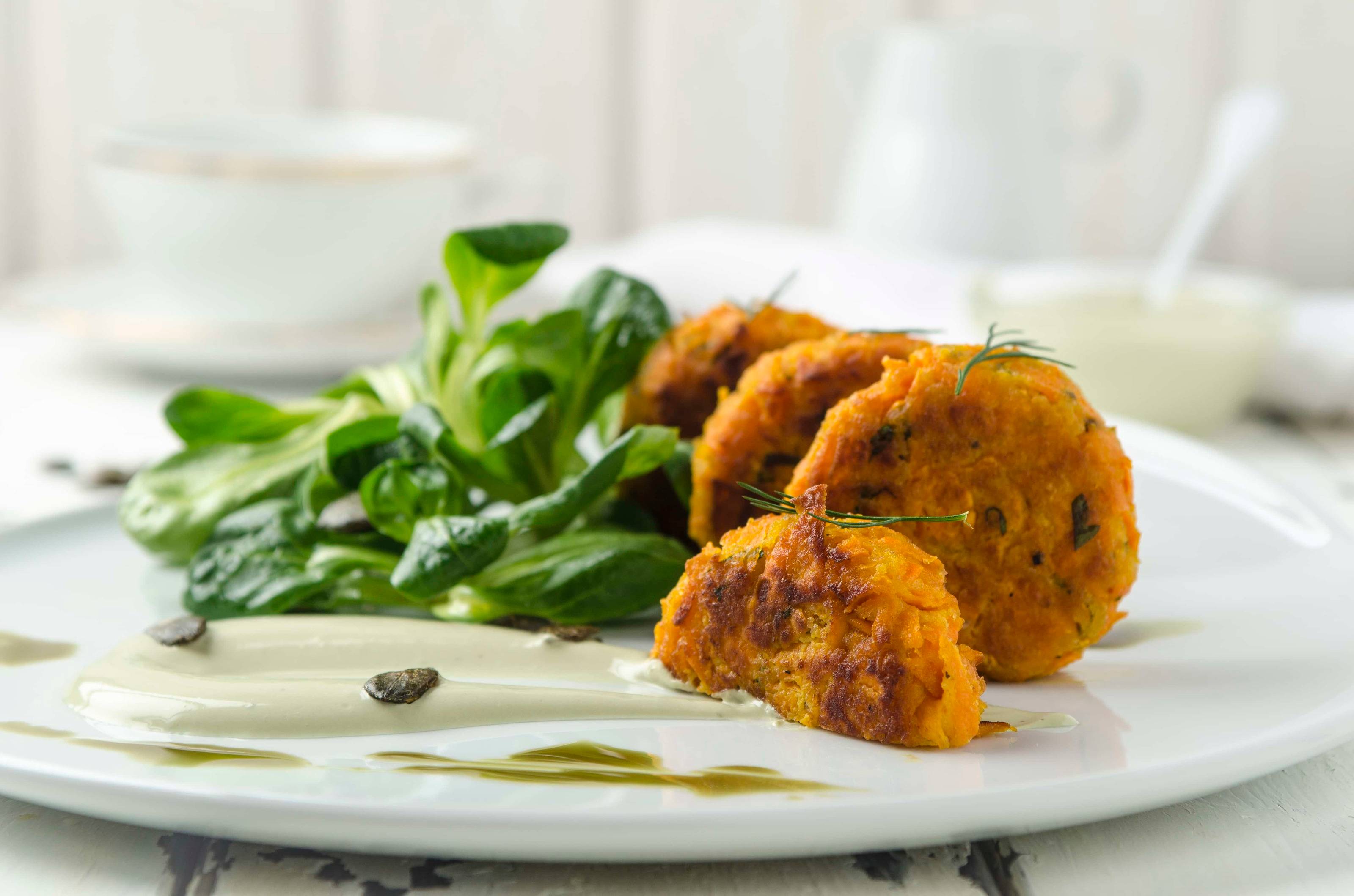 Süßkartoffelpuffer mit Kürbiskernöl-Sauerrahm-Dip und Vogerlsalat