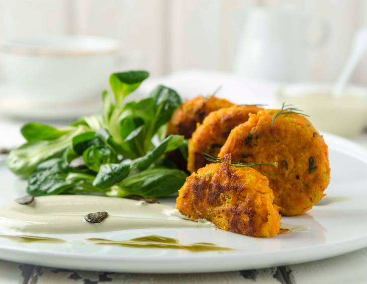 Süßkartoffelpuffer mit Kürbiskernöl-Sauerrahm-Dip und Vogerlsalat