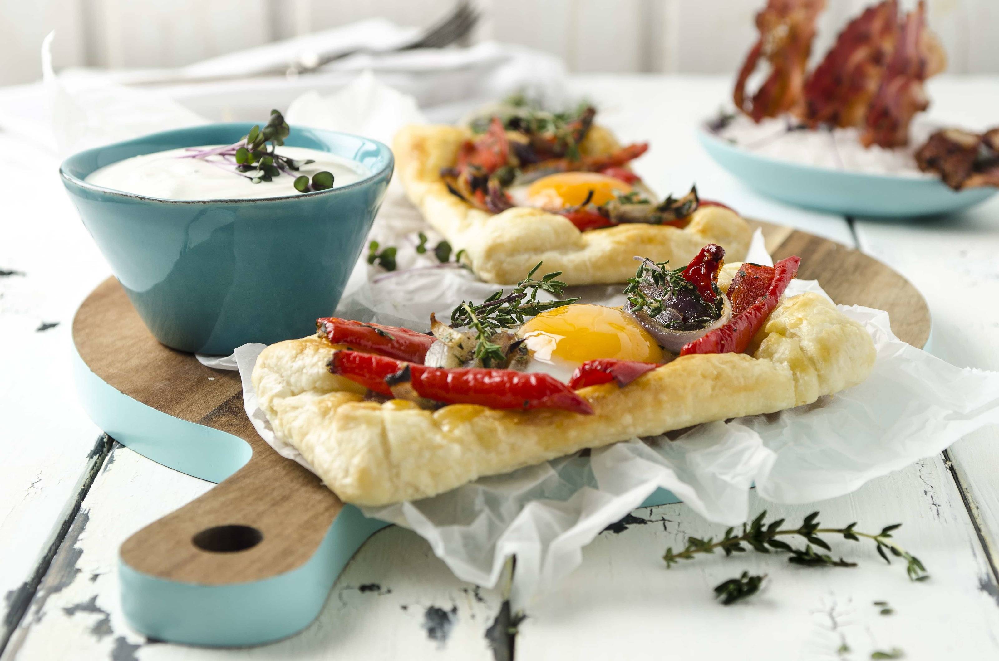 Paprika-Eier-Galettes mit knusprigem Frühstücksspeck Rezept