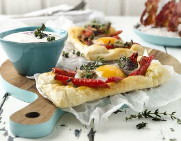 Paprika-Eier-Galettes mit knusprigem Frühstücksspeck Paprika-Eier-Galettes mit knusprigem Frühstücksspeck