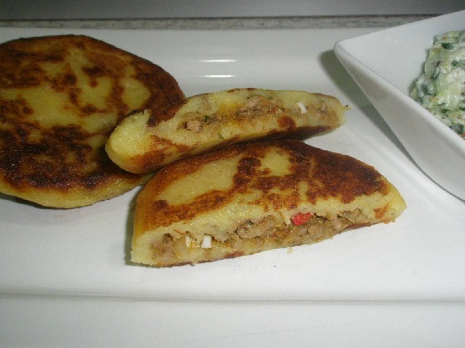 Peruanisch gefüllte Kartoffeln