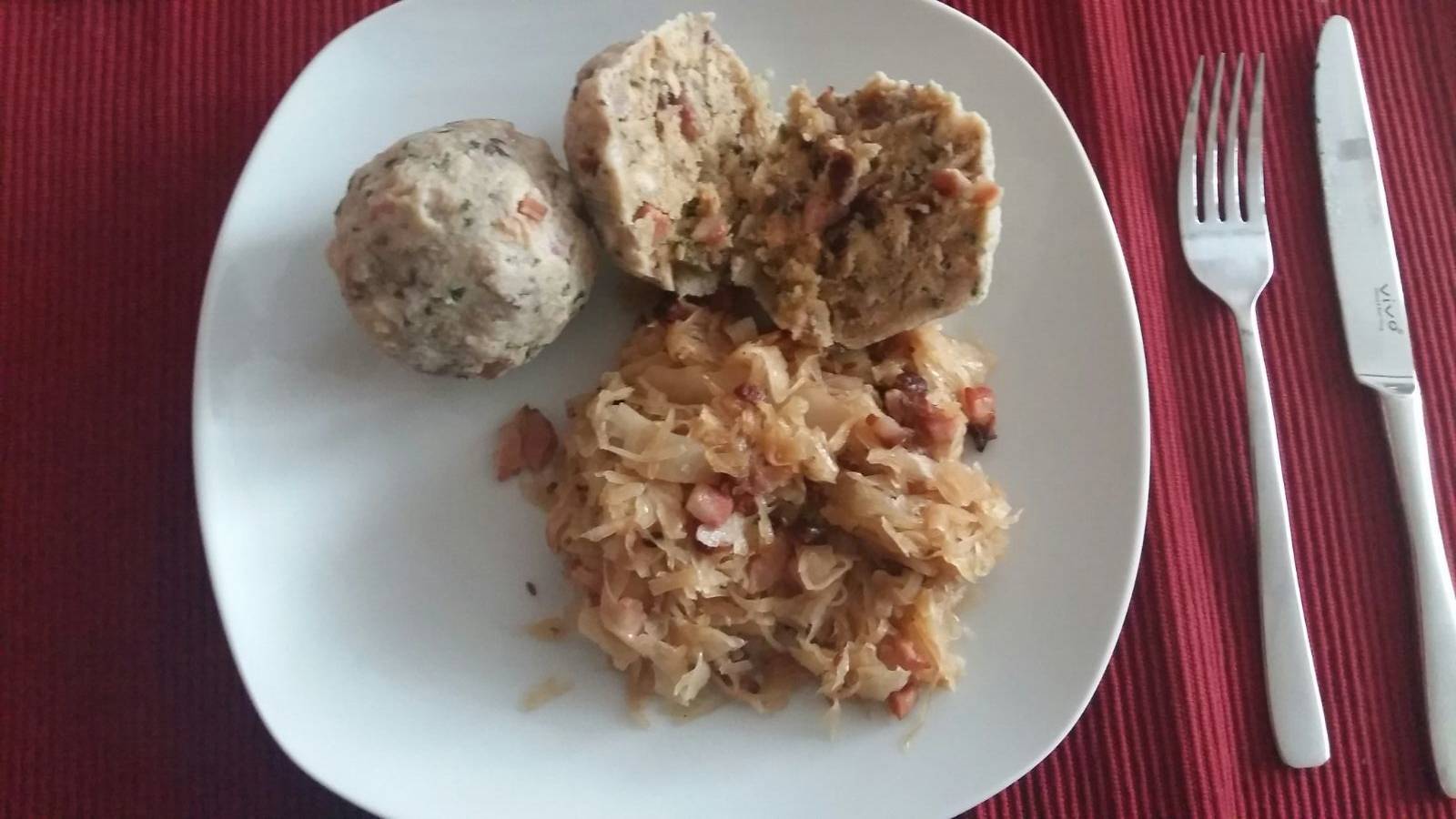 Kürbiskern-Speckknödel mit Kraut