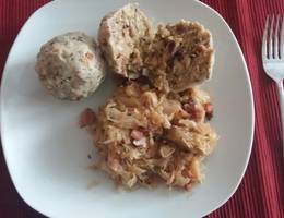 Kürbiskern-Speckknödel mit Kraut Kürbiskern-Speckknödel mit Kraut