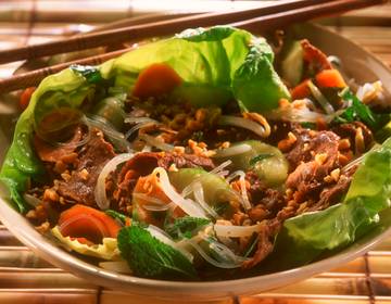 Bò bún - Vietnamesisches Rindfleisch auf Reis-Vermicelli und Salat Bò bún - Vietnamesisches Rindfleisch auf Reis-Vermicelli und Salat