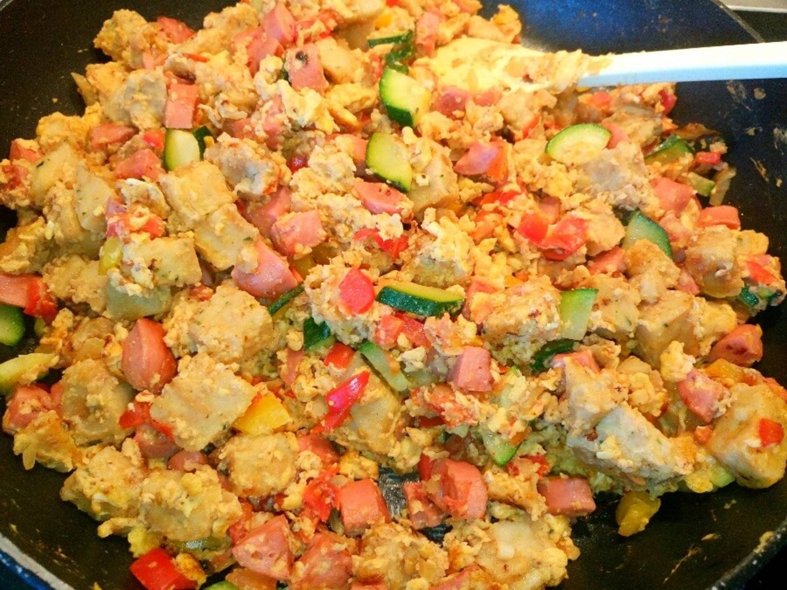 Gemüse-Wurst-Pfanne mit Semmelknödel und Ei