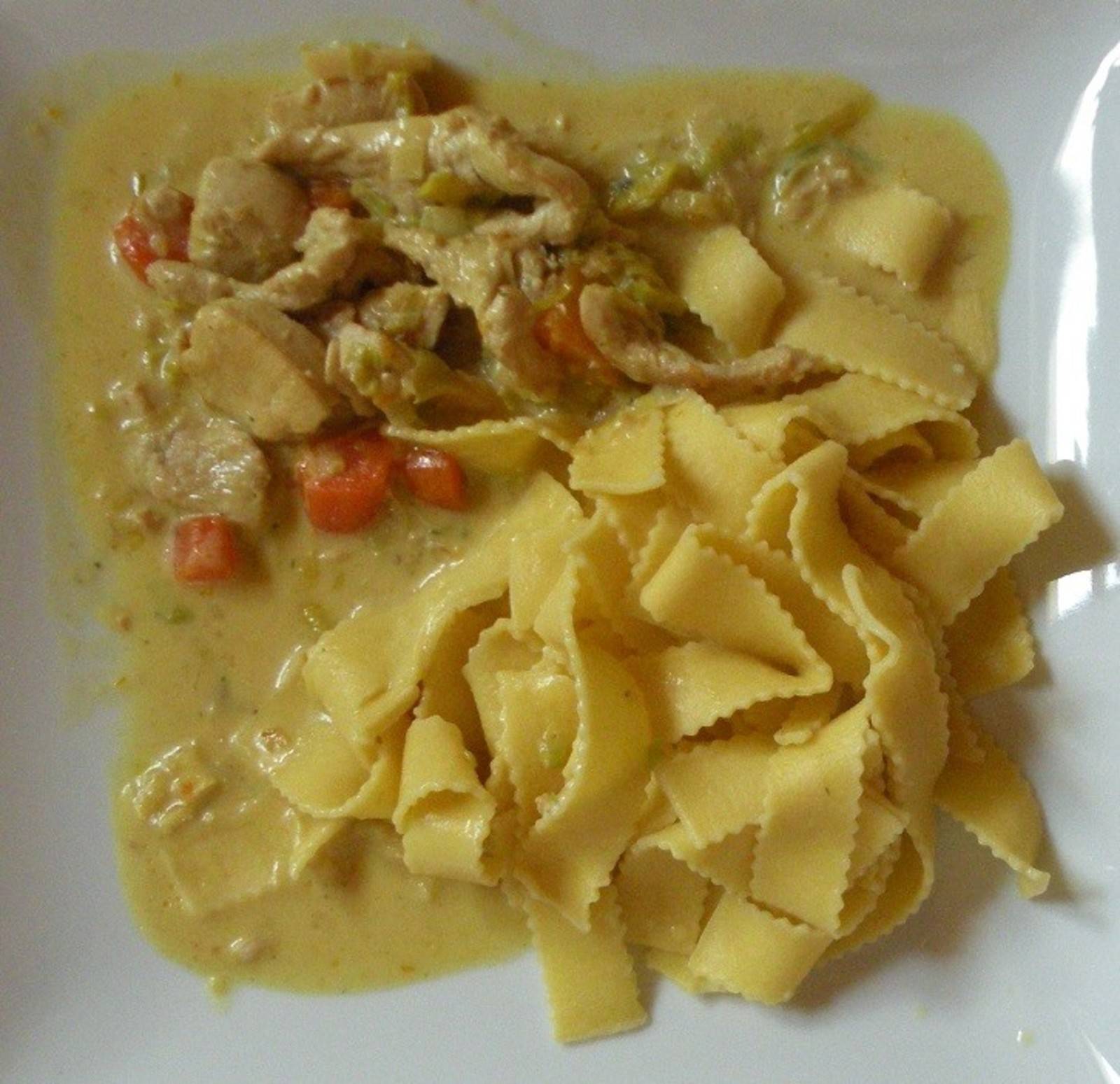 Hühnercurry mit Bandnudeln Rezept - ichkoche.ch Hühnercurry mit Bandnudeln Rezept - ichkoche.ch