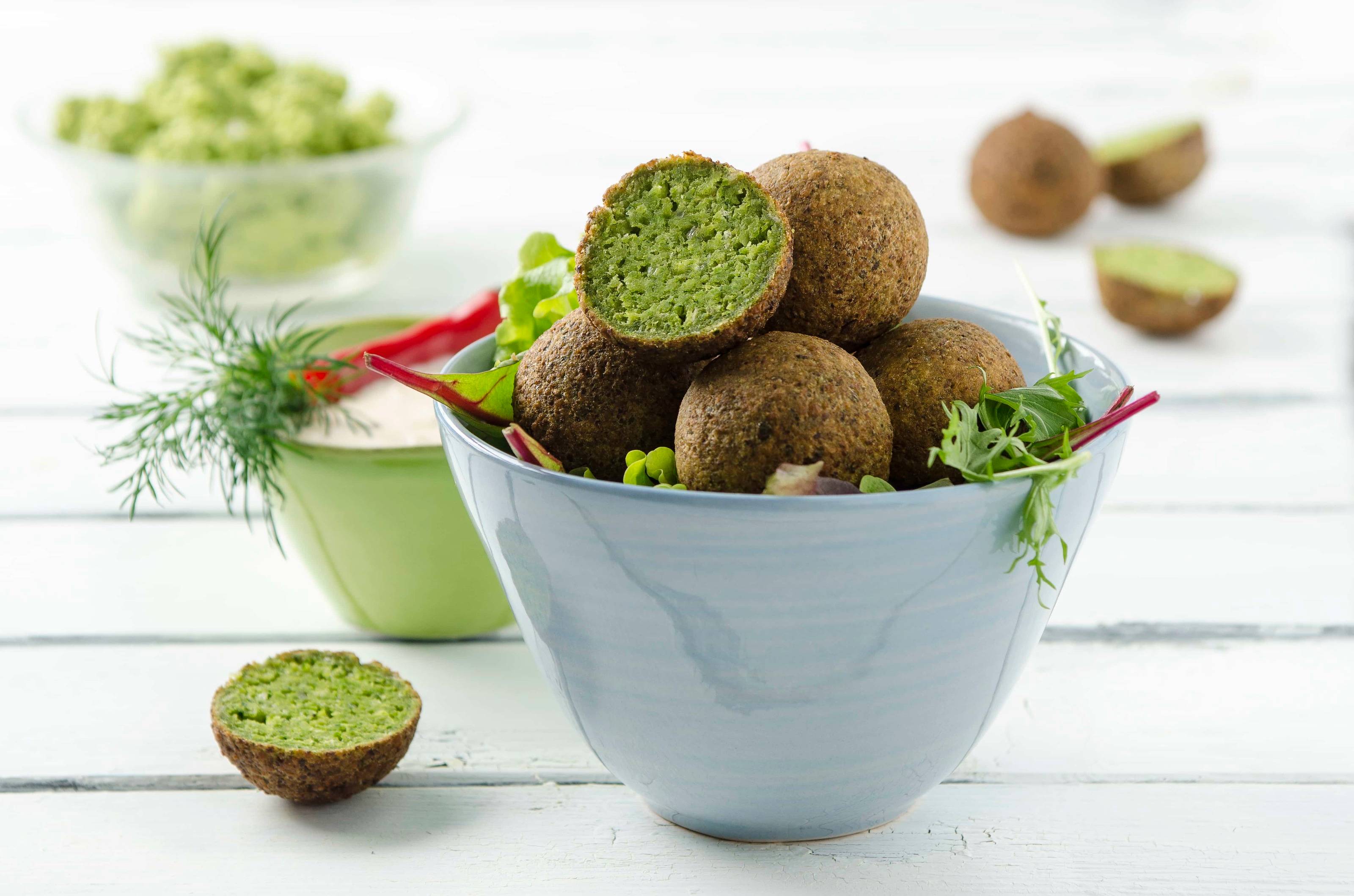 Erbsen-Falafel mit Chili-Joghurt-Dip Rezept - ichkoche.de