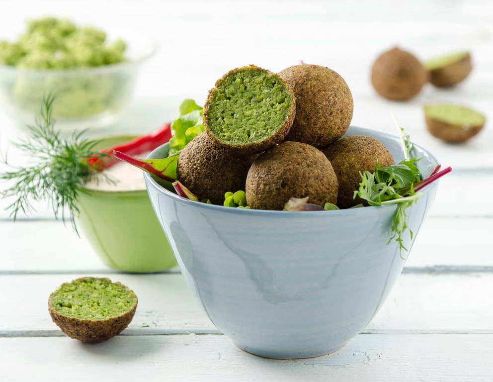 Erbsen-Falafel mit Chili-Joghurt-Dip Erbsen-Falafel mit Chili-Joghurt-Dip