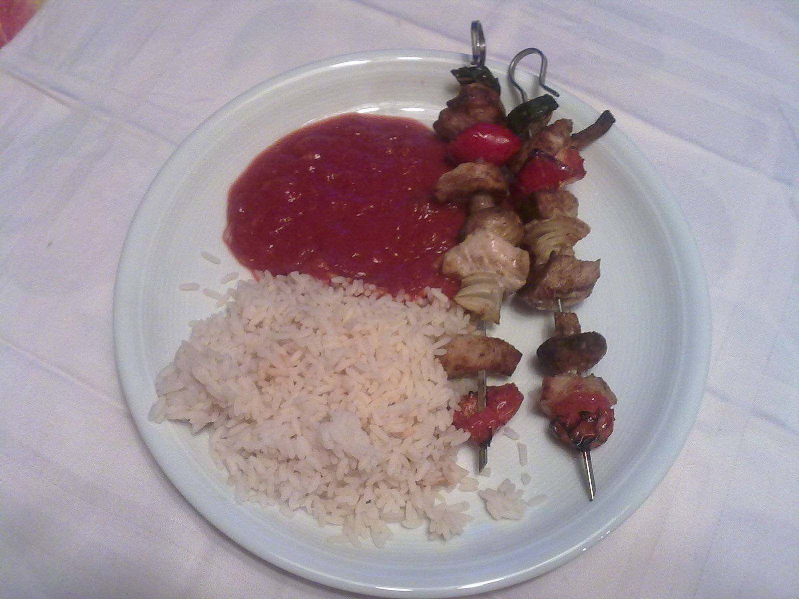 Hühnerspieße mit Reis und Curry-Tomatensoße