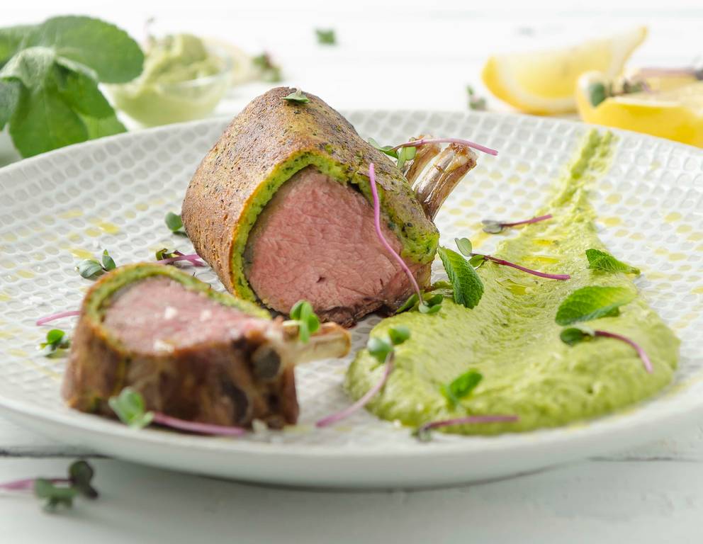 Lammkrone in Basilikum-Kruste auf Erbsen-Minzpüree Lammkrone in Basilikum-Kruste auf Erbsen-Minzpüree