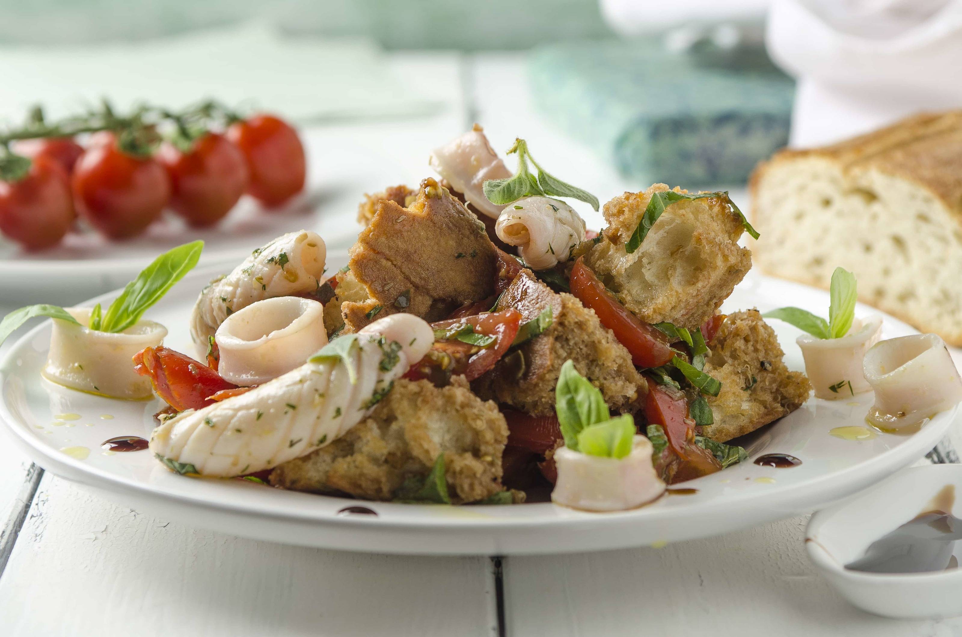 Tomaten-Brotsalat mit gebackenen Calamaretti