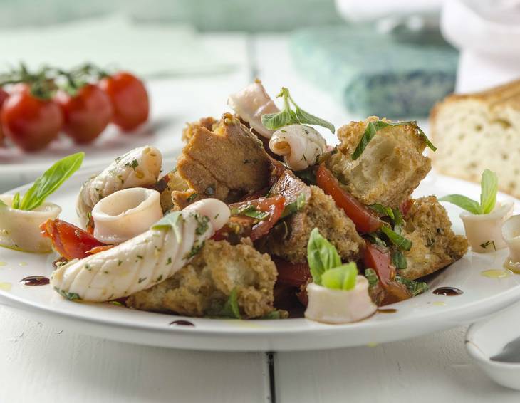 Tomaten-Brotsalat mit gebackenen Calamaretti Tomaten-Brotsalat mit gebackenen Calamaretti