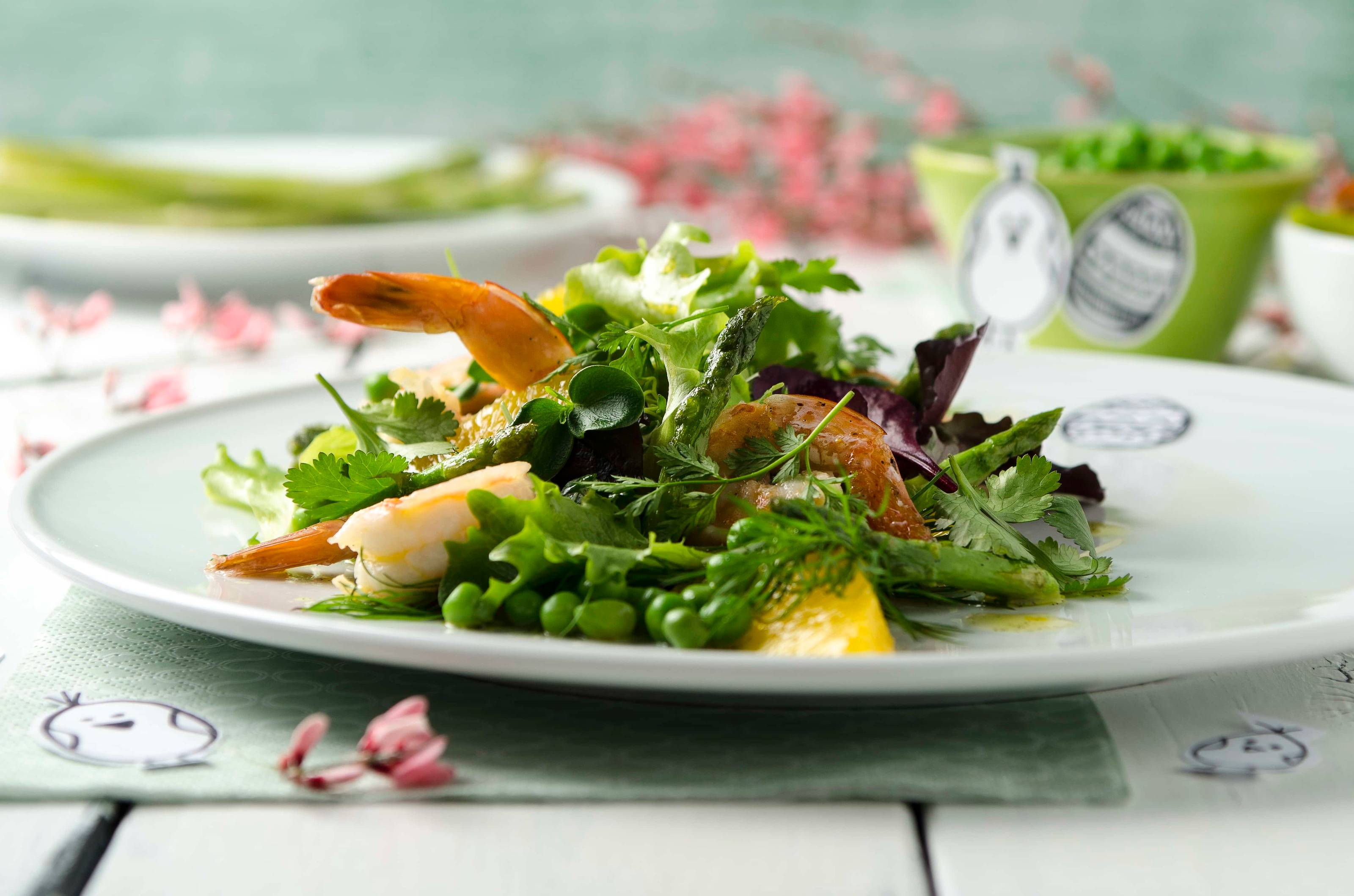 Spargel-Kräutersalat mit Garnelen und Orangen-Vanille-Vinaigrette Rezept