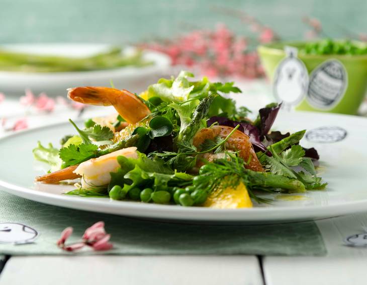 Spargel-Kräutersalat mit Garnelen und Orangen-Vanille-Vinaigrette