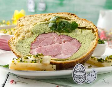 Osterschinken im Kartoffelbrotmantel mit Majoran-Petersilienpesto und Schwarzwurzeln