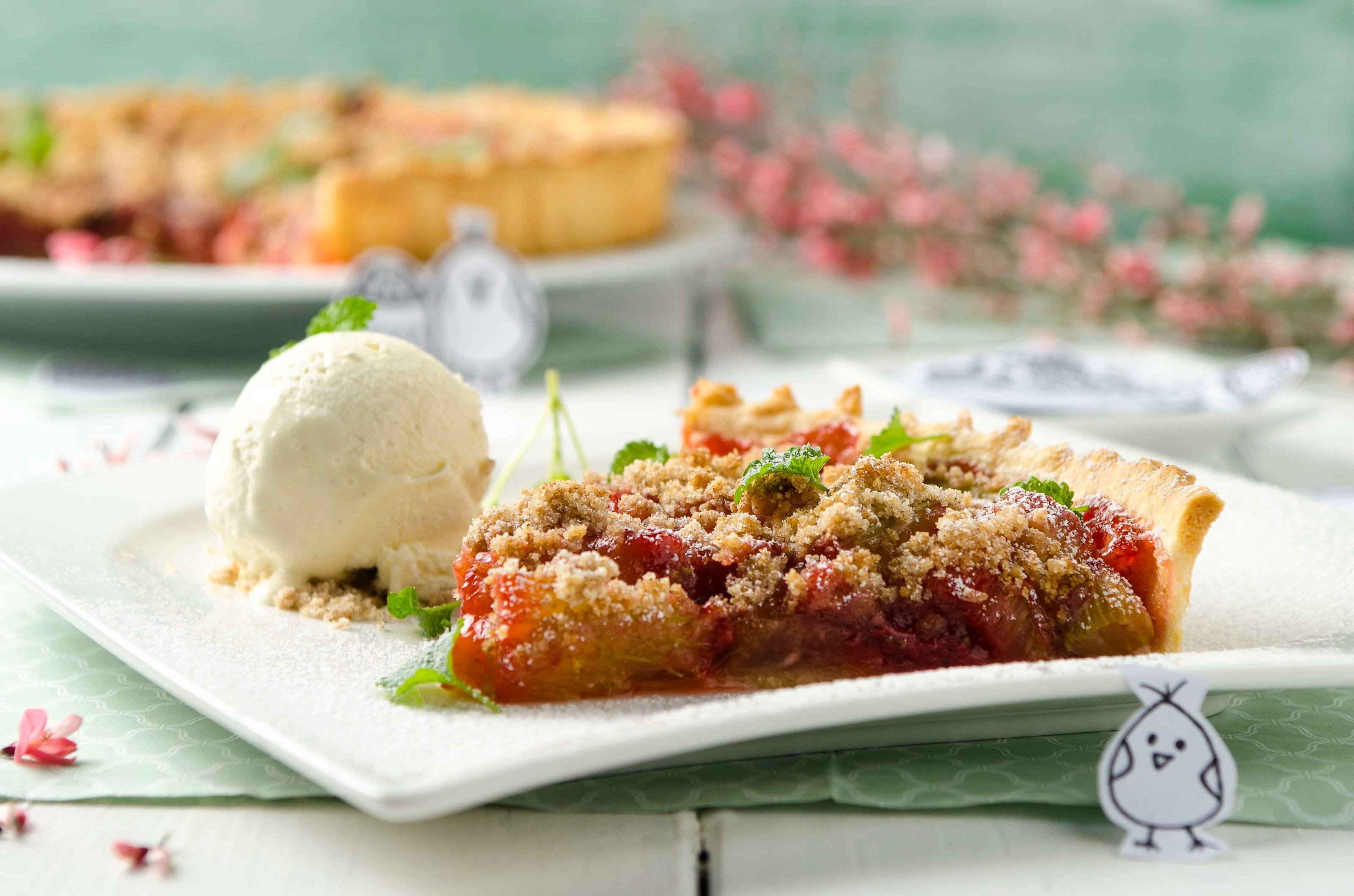Rhabarber-Erdbeertarte mit Vanillestreuseln und Vanilleeis Rezept