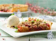 Rhabarber-Erdbeertarte mit Vanillestreuseln und Vanilleeis Rhabarber-Erdbeertarte mit Vanillestreuseln und Vanilleeis