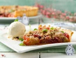 Rhabarber-Erdbeertarte mit Vanillestreuseln und Vanilleeis Rhabarber-Erdbeertarte mit Vanillestreuseln und Vanilleeis